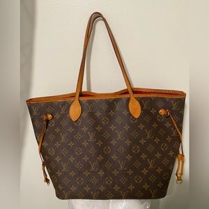 LouisVuitton Neverfull MM. Monogram Cherry Interior.$2,200 Retail.